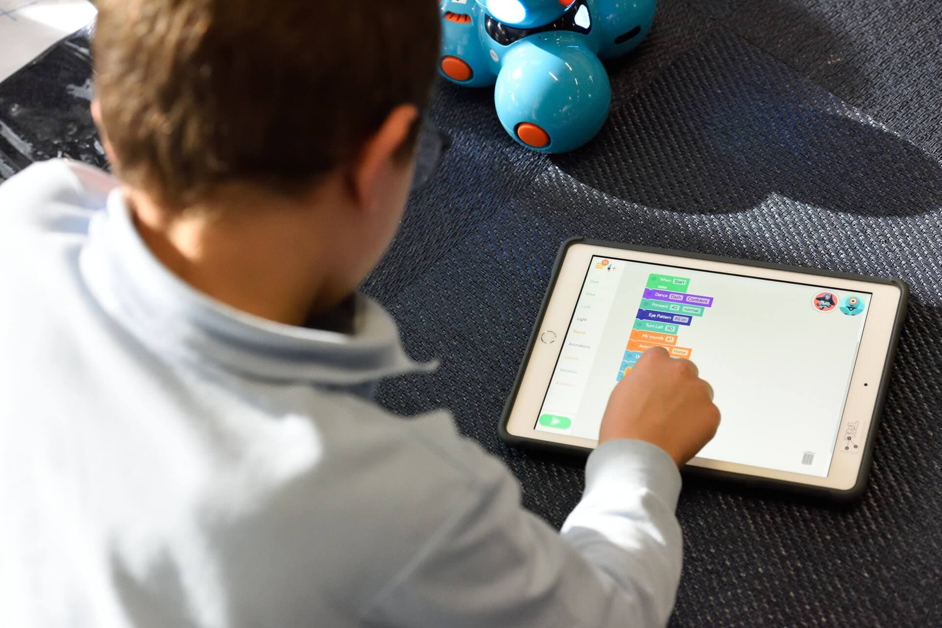 Niños jugando y programando